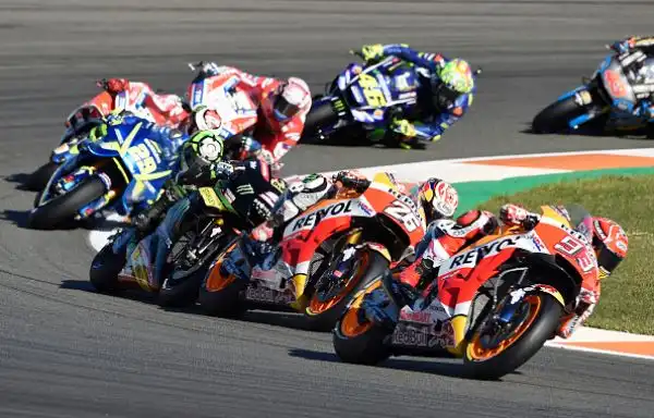 Marquez ha vinto per la sesta volta in carriera il Mondiale. Il centauro della Honda, al termine di una corsa pazzesca in cui rimane miracolosamente in piedi dopo una scivolata, chiude al terzo posto.