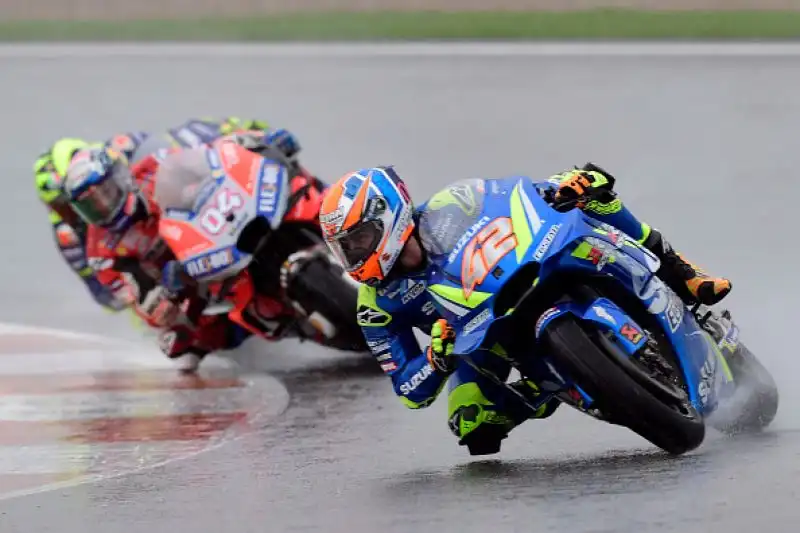 Andrea Dovizioso ha vinto il Gran Premio di Valencia, corso in due parti a causa della pioggia battente che ha costretto alla sospensione intorno al tredicesimo giro, per circa 40 minuti. 