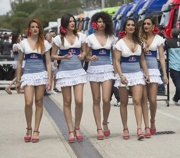 Le immagini delle splendide ragazze che hanno riempito i paddock e la pit lane durante il week end del GP Superbike di Jerez dominato dalla Yamaha di Valentino Rossi.