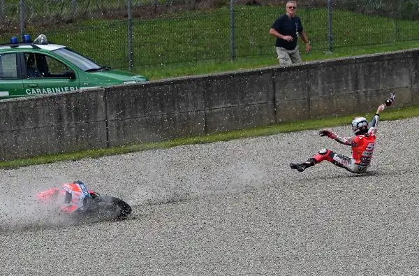 Negli scatti del fotografo Otto Moretti la sequenza del terribile incidente occorso al ducatista al Mugello.