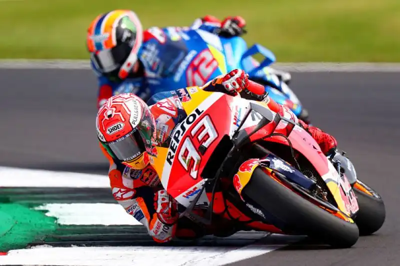 Il centauro della Suzuki Alex Rins ha vinto il Gran Premio di Silverstone. Con una magia nel rettilineo finale, lo spagnolo ha beffato il campione del mondo bruciandolo sul traguardo.