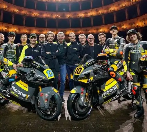 MotoGp, le foto dell’entrata in scena del team di Valentino Rossi