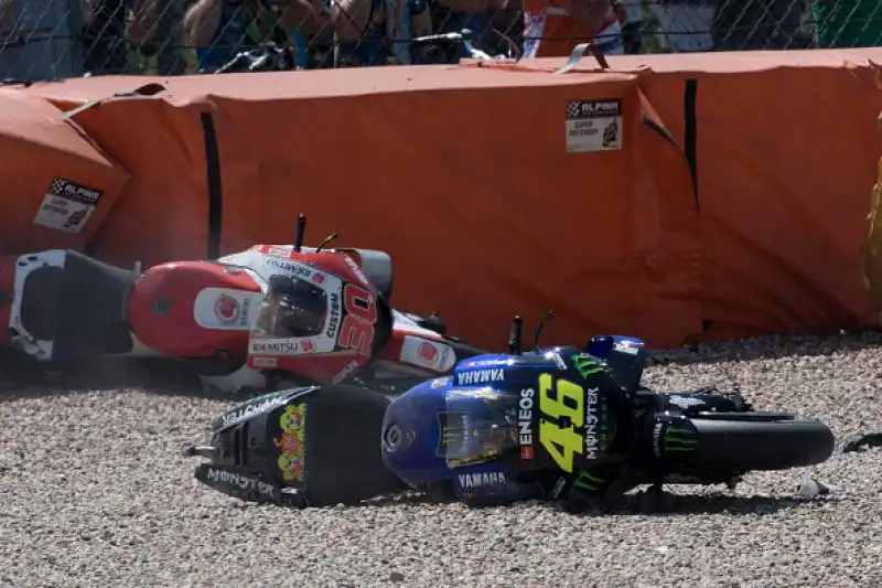 Il giapponese se l'è vista brutta: tra i primi a soccorrerlo proprio Valentino.