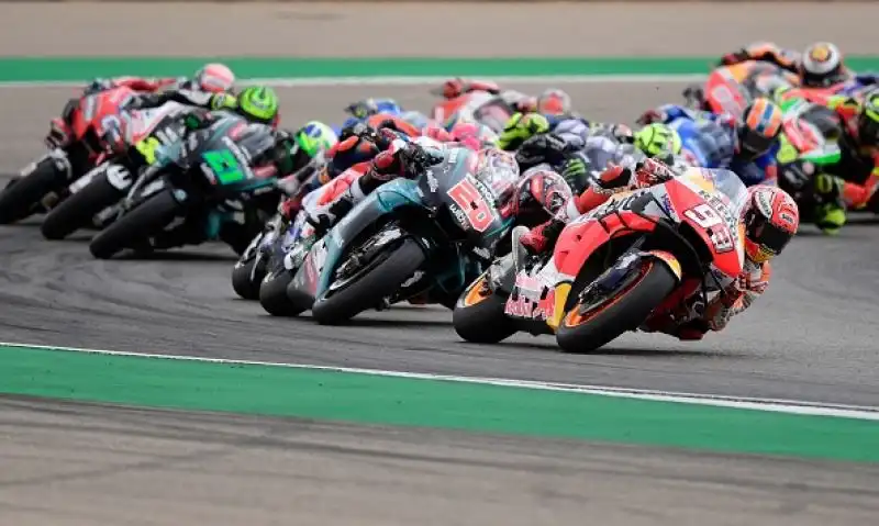 Marc Marquez ha vinto e dominato il Gran Premio di Aragona. Il centauro della Honda ha vinto con oltre 5 secondi di margine su Andrea Dovizioso, secondo