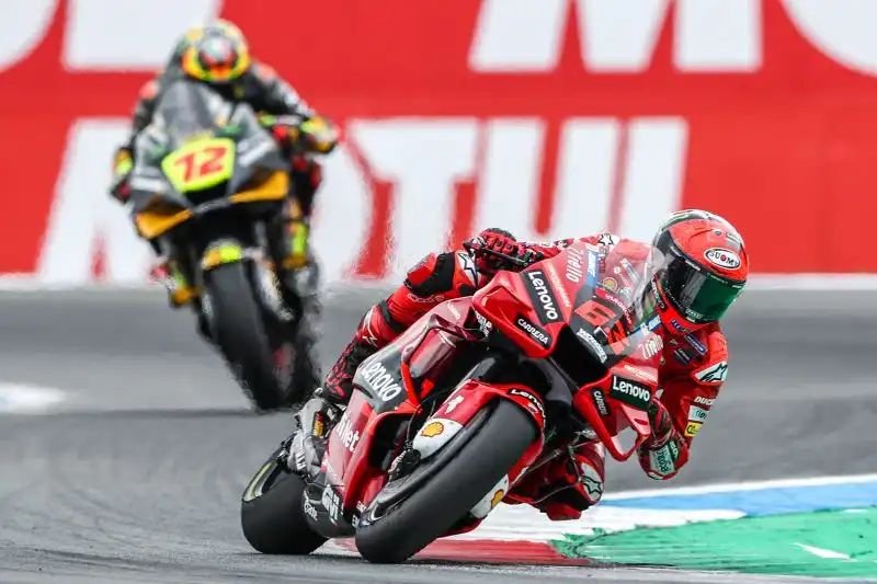 Il centauro della Ducati Bagnaia ha vinto il Gran Premio d'Olanda davanti a Bezzecchi e Viñales
