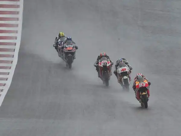 Lo spagnolo Marquez ha sbaragliato la concorrenza solo all'ultimo giro utile, dopo un'altalena di emozioni. Dovizioso, secondo, in prima fila con Jorge Lorenzo. Valentino Rossi invece scatterà quarto.