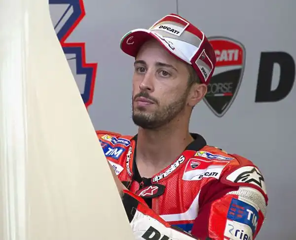 Marquez, dopo aver dominato le libere, ha fatto segnare il miglior tempo anche in qualifica, con meno di un decimo di vantaggio però su un battagliero Lorenzo, terzo Valentino Rossi.