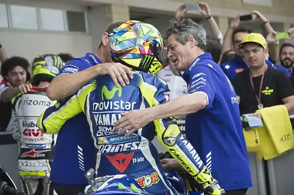 Marquez, dopo aver dominato le libere, ha fatto segnare il miglior tempo anche in qualifica, con meno di un decimo di vantaggio però su un battagliero Lorenzo, terzo Valentino Rossi.