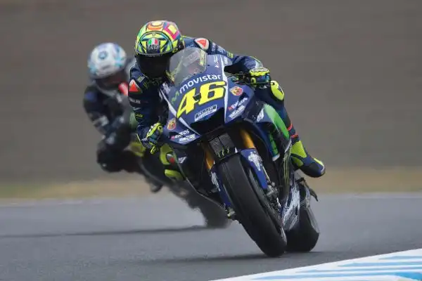La pole position parla francese. Johann Zarco, a Motegi, dove domenica si correrà il Gran premio del Giappone delle MotoGp, scatterà davanti a Petrucci e a Marquez.