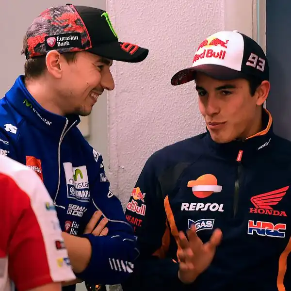 Jorge Lorenzo ha dominato anche le seconde prove libere migliorandosi di sette decimi rispetto al mattino. Passo avanti anche per Valentino che ha limato quasi mezzo secondo al suo crono.