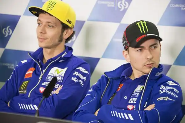Yamaha a sorpresa attardate nella seconda sessione di prove libere a Losail, in Qatar. Il migliore tempo è firmato da Andrea Iannone, su Ducati. Settimo Rossi.
