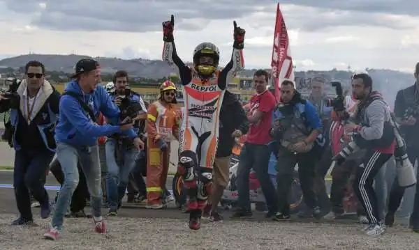 Valentino Rossi vice campione del mondo. Marquez fa suo anche il Gp di Valencia e fissa il nuovo record di vittorie stagionali. Il Dottore è secondo nella generale.