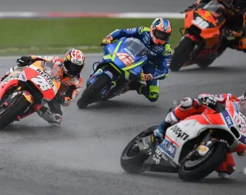 Dovizioso tiene vivo il campionato