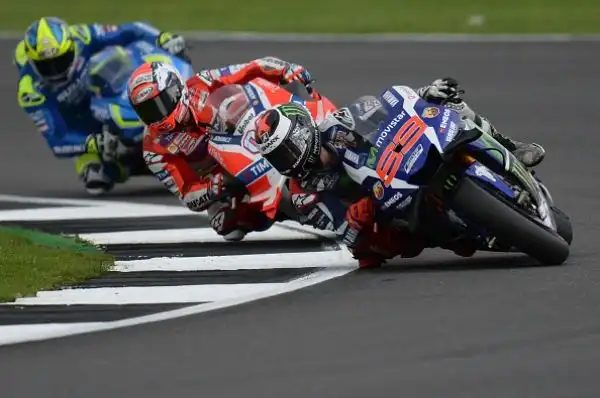 Maverick Viñales ha vinto, dominando, il Gran Premio di Gran Bretagna. Sul tracciato di Silverstone il centauro della Suzuki ha comandato la corsa, chiudendo davanti a Crutchclow e Valentino Rossi.