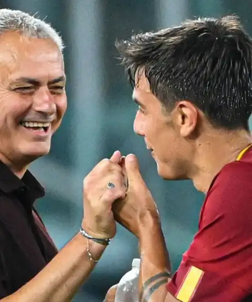 Mourinho richiama Dybala: reazione tutta da ridere, le foto