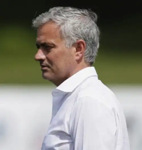 Mourinho svuotato: “Arriva qualcuno? No”