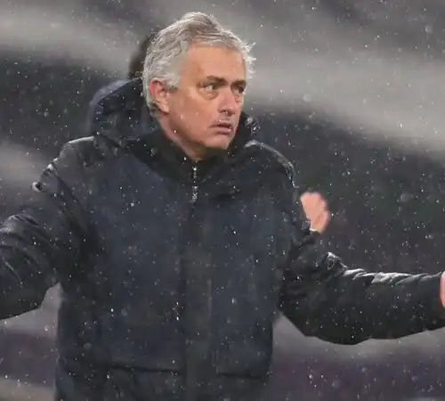 Mourinho allarga le braccia: altro derby perso