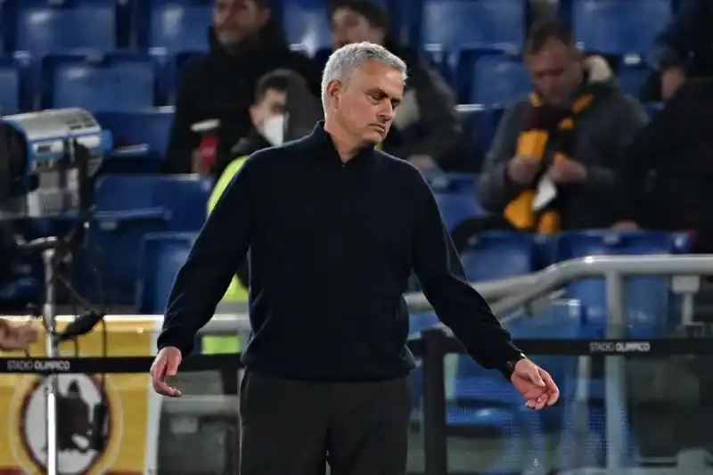 José Mourinho non passa con il rosso: ennesima polemica
