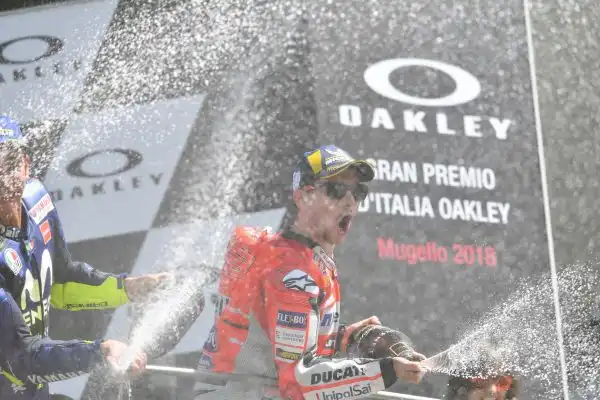 Dominio Ducati al Mugello: Lorenzo ottiene la sua prima vittoria nella scuderia di Borgo Panigale dominando il Gran Premio d'Italia. Secondo Dovizioso, poi Rossi che vince il duello con Iannone.
