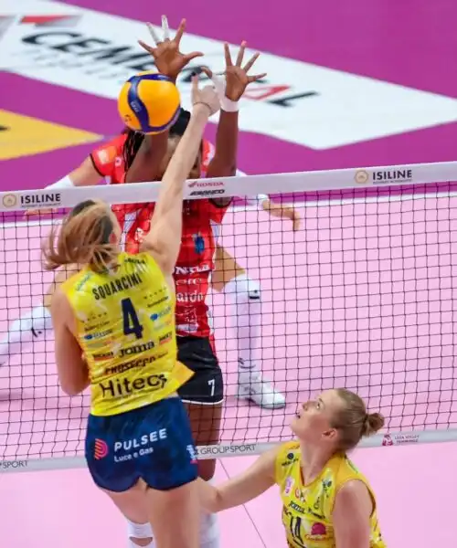 Muro a pallavolo, come bloccare una schiacciata: le foto