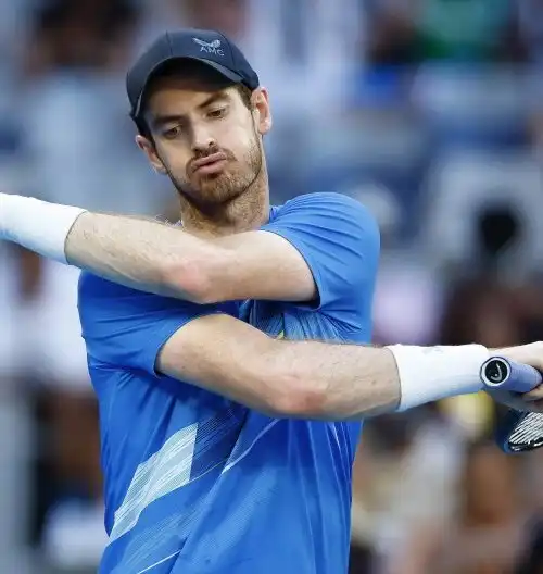 Andy Murray battuto e frustrato: racchetta lanciata a terra