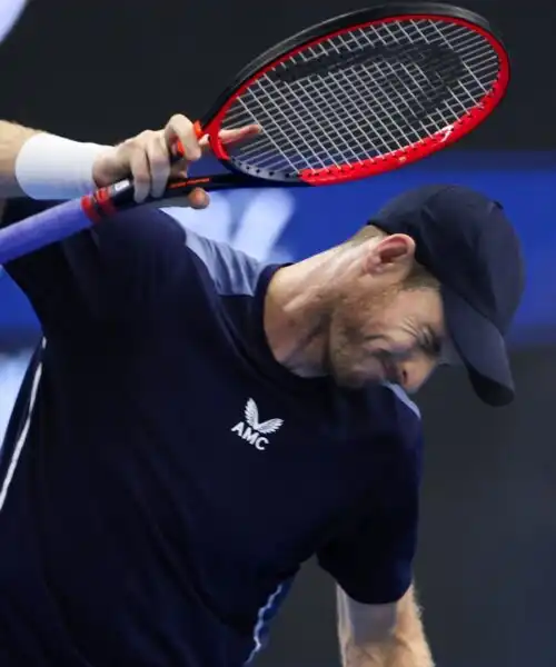 Andy Murray perde i nervi, racchetta distrutta: le immagini