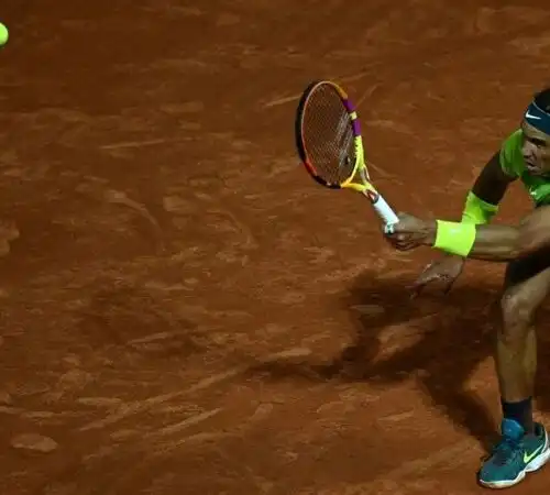 Rafael Nadal non dà scampo nella notte a Novak Djokovic
