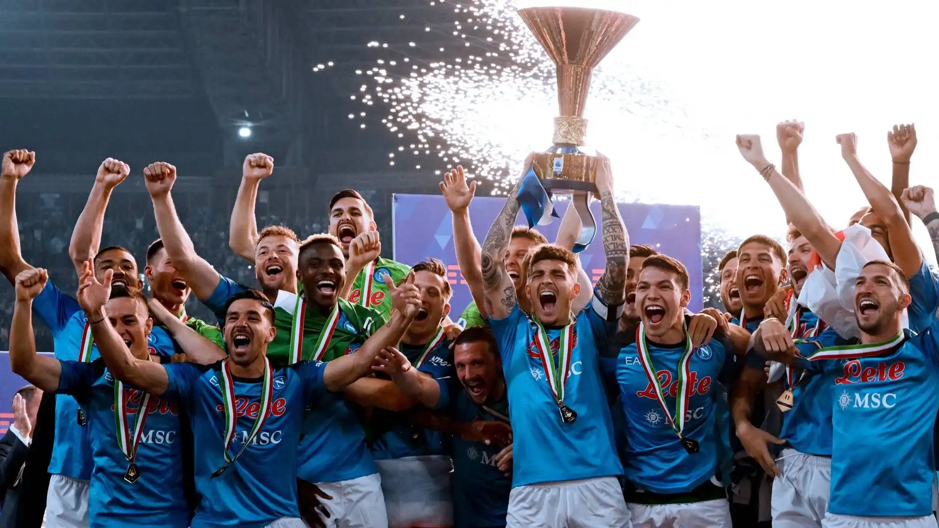 Napoli in delirio per lo scudetto: le foto della festa al Maradona