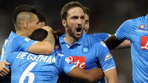 Higuain 8,5. Pienamente recuperato, è tornato il fulcro di una squadra che vuole spiccare il definitivo salto di qualità. Caparbio, crede al pari fino alla fine: un palo, due gol, un rigore perfetto.