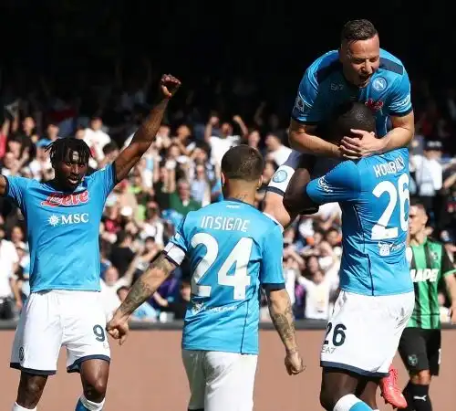 Il Napoli ne rifila 6 al Sassuolo, Cagliari ancora ko