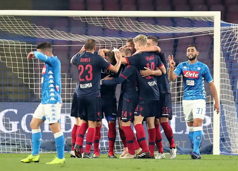 Milik porta avanti il Napoli due volte ma prima Santander e poi Danilo raggiungono i partenopei, alla fine un gol di Mertens regala i tre punti ai padroni di casa.