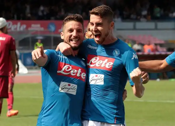 Il Napoli prende a pallonate il Cagliari al 'San Paolo': 3-0.