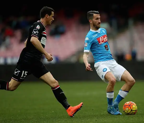 L'espulsione di Bianco (contestatissima dagli ospiti) spiana la strada alla squadra di Sarri che realizza l'1-0 dal dischetto con Higuain, penalty assegnato per fallo di Daprelà su Koulibaly.