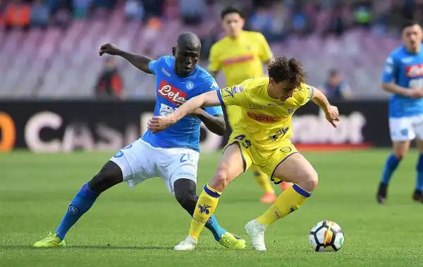 Il Napoli tiene vivo il campionato rimontando nei minuti di recupero il Chievo con le reti di Milik e Diawara.
