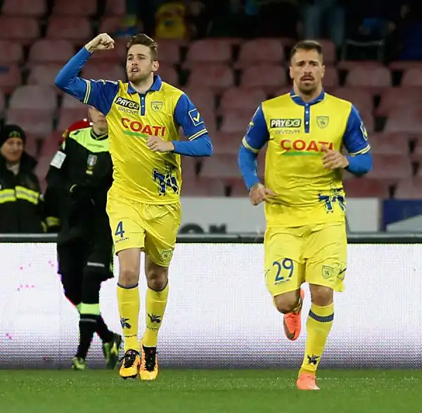 Ritorno al successo per il Napoli, che grazie al solito Higuain ma non solo (gol anche per Chiriches e Callejon) piega il Chievo e aggancia almeno per una notte la Juventus in vetta alla classifica.