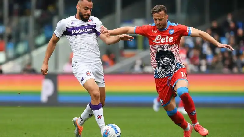 González porta in vantaggio la Viola nel corso del primo tempo e poi quattro i gol segnati nel corso del secondo: prima Mertens, in seguito Ikoné e Cabral e infine Osimhen