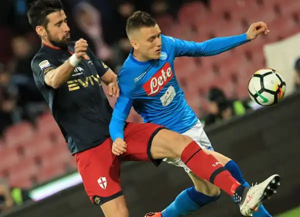 Gara sofferta per la squadra di Sarri, che segna su corner e si riporta a due punti dal primo posto.