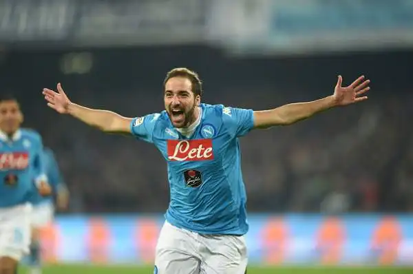 Higuain piega l'Inter, Napoli primo. Gli azzurri superano per 2-1 i nerazzurri, che colpiscono due pali e vanno in gol con Ljajic.