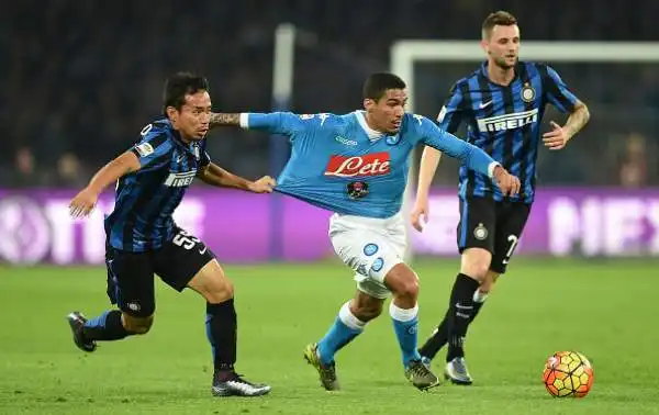 Higuain piega l'Inter, Napoli primo. Gli azzurri superano per 2-1 i nerazzurri, che colpiscono due pali e vanno in gol con Ljajic.