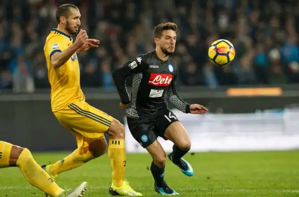 Mertens 5 - Si vede troppo poco, viene ingabbiato dalla difesa della Juventus.