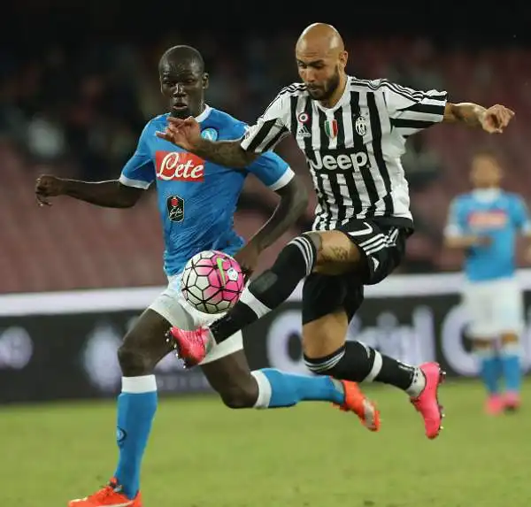 La Juve sprofonda a Napoli. Insigne (che poi si infortuna) e Higuain firmano il 2-1. Inutile la rete di Lemina.