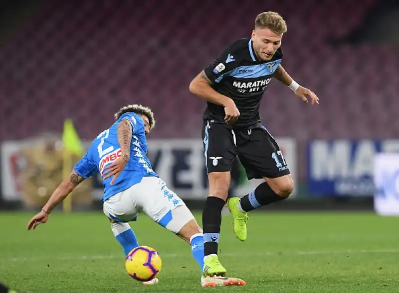 Posticipo spettacolare al San Paolo: la squadra di Ancelotti stacca l'Inter e prova ad inseguire la Juventus.