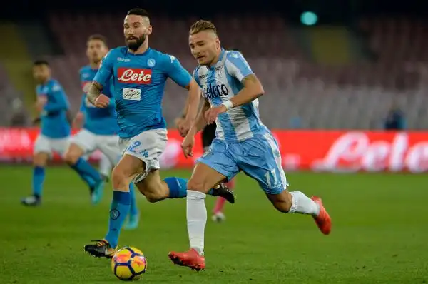 La squadra di Simone Inzaghi va in vantaggio con De Vrij ma Callejon, un'autorete di Wallace e i gol di Zielinski e Mertens regalano i tre punti alla capolista.