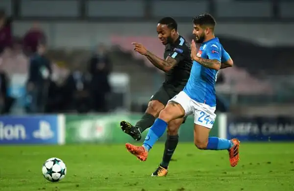 Il Napoli tiene testa alla corazzata Manchester City, ma deve arrendersi alla superiore classe e alla fisicità della squadra di Guardiola, che resta a punteggio pieno e vola agli ottavi di Champions.