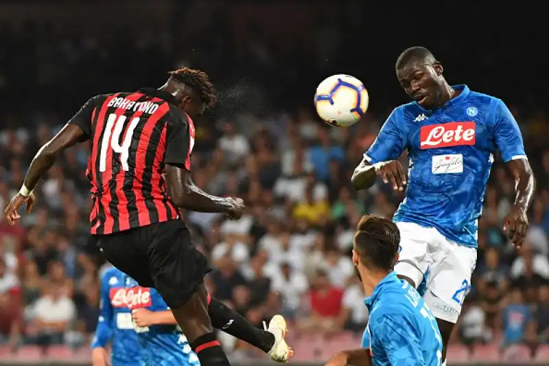 Straordinaria rimonta del Napoli, che batte 3-2 i rossoneri dopo essere stato sotto di due reti fino a mezzora dal termine.