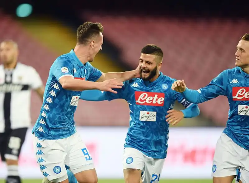 Insigne la sblocca subito, poi tanti sprechi per gli azzurri prima del raddoppio di Milik in avvio di secondo tempo e del tris del polacco nel finale.