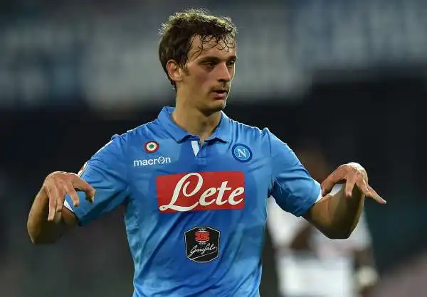 Il Napoli schianta la Sampdoria e rivede la Champions. Sotto per un autorete di Albiol gli azzurri passano quattro volte con Gabbiadini, Higuain, Insigne e ancora Higuain prima del 2-4 di Muriel.