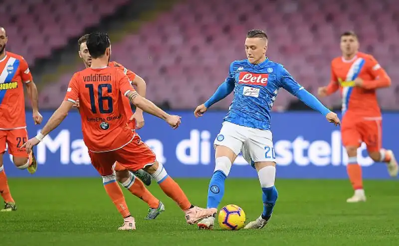 I padroni di casa passano in vantaggio nel finale del primo tempo con un colpo di testa di Albiol, nel finale di partita Meret salva due volte il risultato.