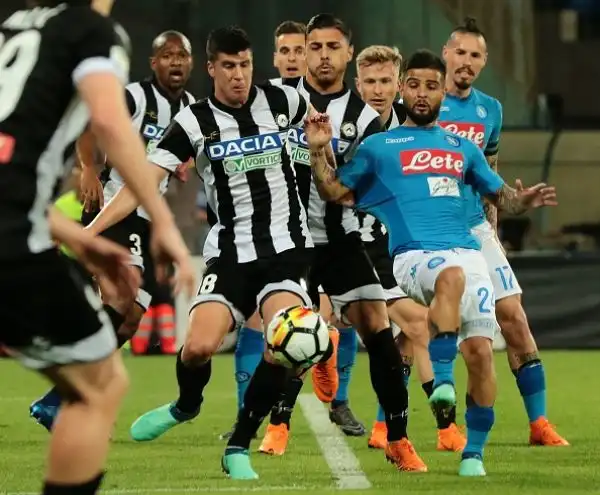 Gli azzurri piegano in rimonta i friulani e restano in corsa per lo scudetto. Per i bianconeri 10 ko consecutivi.