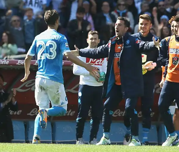 Il Napoli reagisce e si rialza dopo la dolorosa sconfitta di Udine e la maxi squalifica a Gonzalo Higuain. Di Gabbiadini, Insigne e Callejon i gol peri campani.